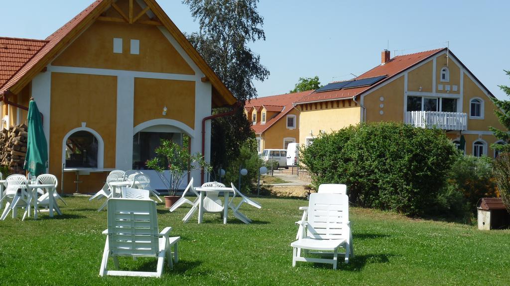 Hotel Aldos Panzio à Farád Extérieur photo